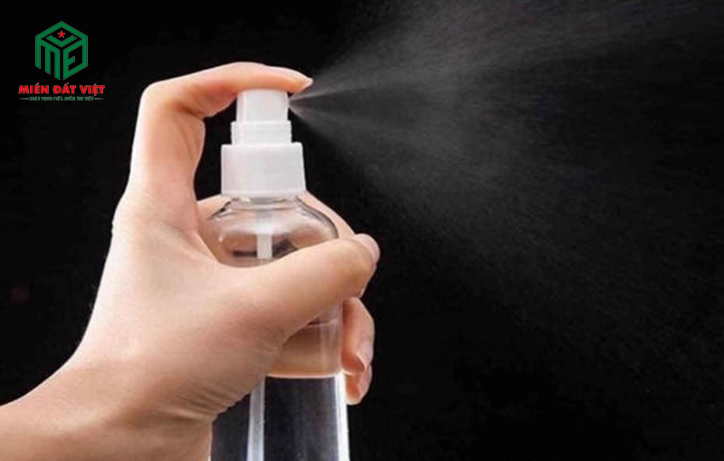 Khử mùi nhà vệ sinh bằng nước hoa