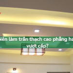 Nên làm trần thạch cao phẳng hay vượt cấp? Đặc điểm từng loại
